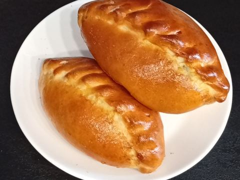 Пирожок с зелёным луком и яйцом