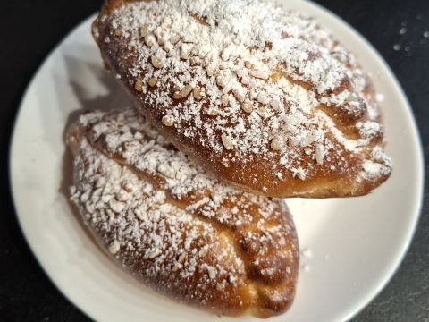 Булочка с творогом и вишней